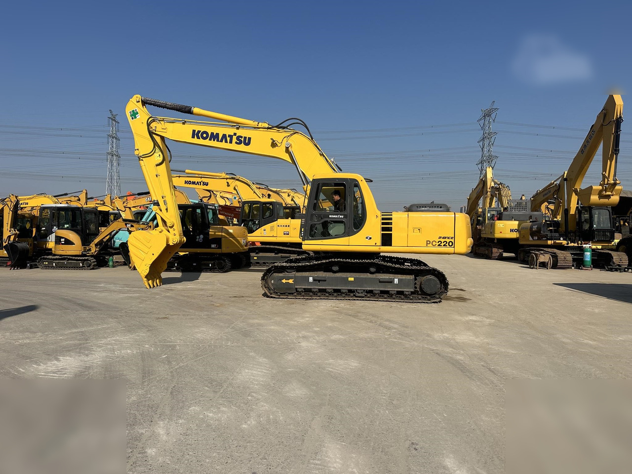 KOMATSU PC220-6 - حفار زاحف: صورة 1 KOMATSU PC220-6 - حفار زاحف: صورة 1