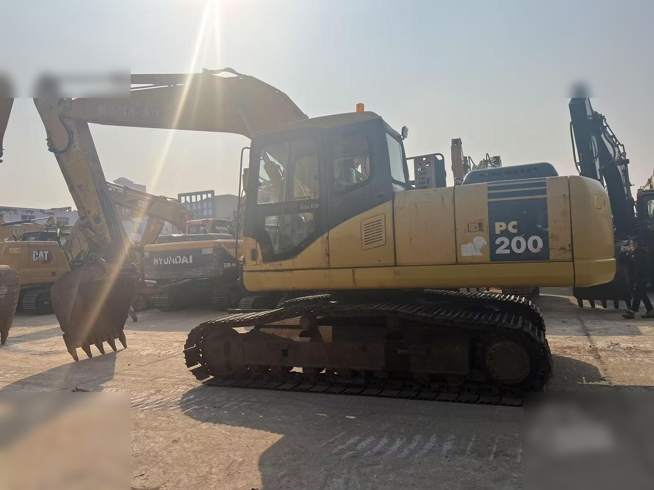 KOMATSU PC220-7 - حفار زاحف: صورة 1 KOMATSU PC220-7 - حفار زاحف: صورة 1