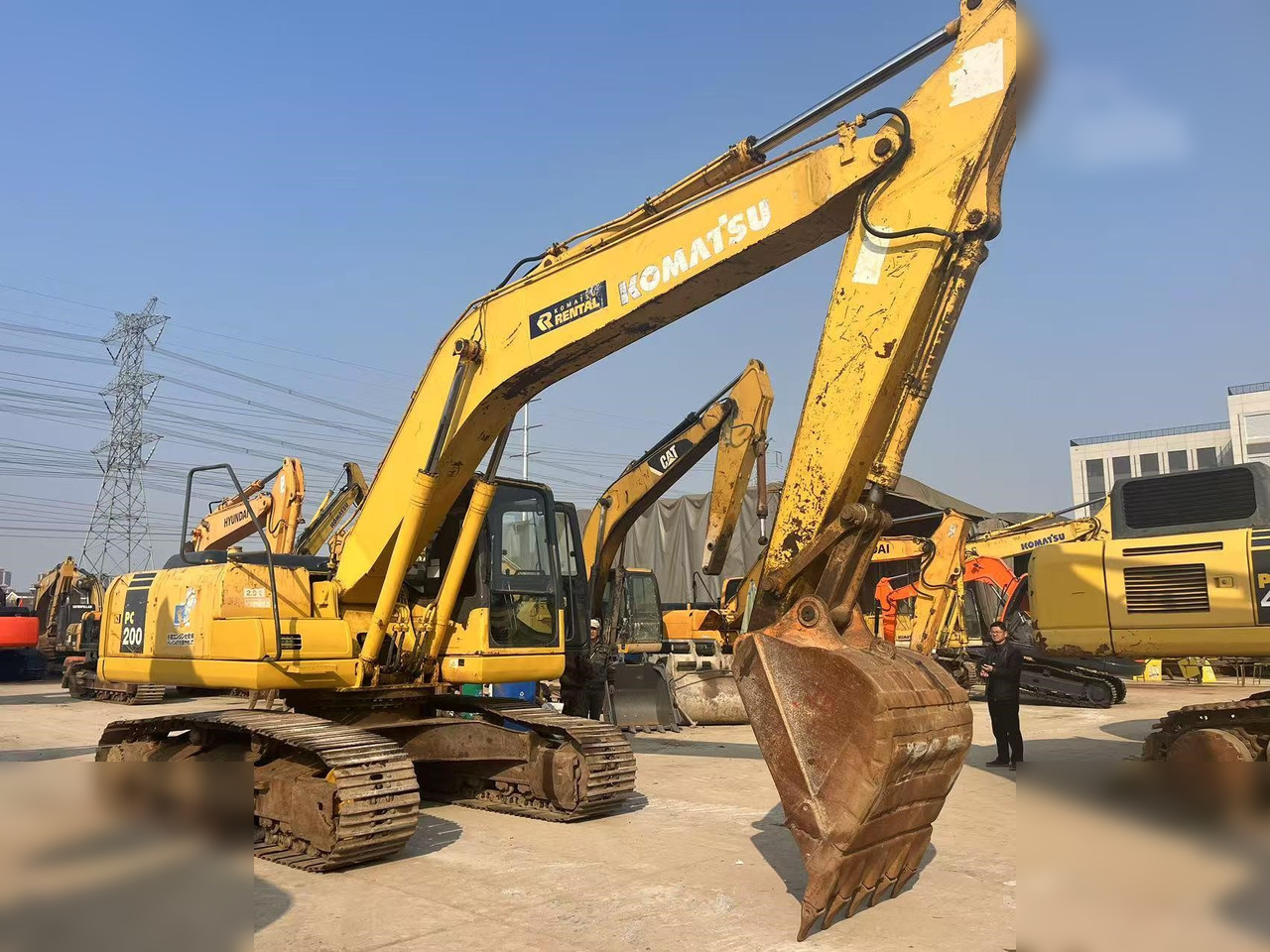 KOMATSU PC220-7 - حفار زاحف: صورة 2 KOMATSU PC220-7 - حفار زاحف: صورة 2