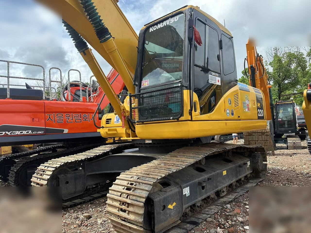 KOMATSU PC220-7 - حفار زاحف: صورة 3 KOMATSU PC220-7 - حفار زاحف: صورة 3