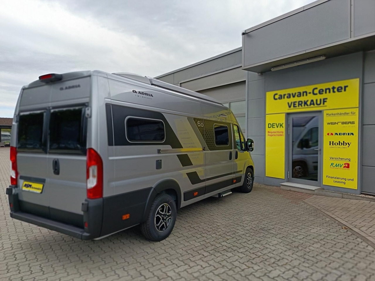 Adria Twin "60Y" 640 SGX 4,25MAXI*JUBILEE*AUFSTELLDACH - كرفان فان: صورة 4 Adria Twin "60Y" 640 SGX 4,25MAXI*JUBILEE*AUFSTELLDACH - كرفان فان: صورة 4