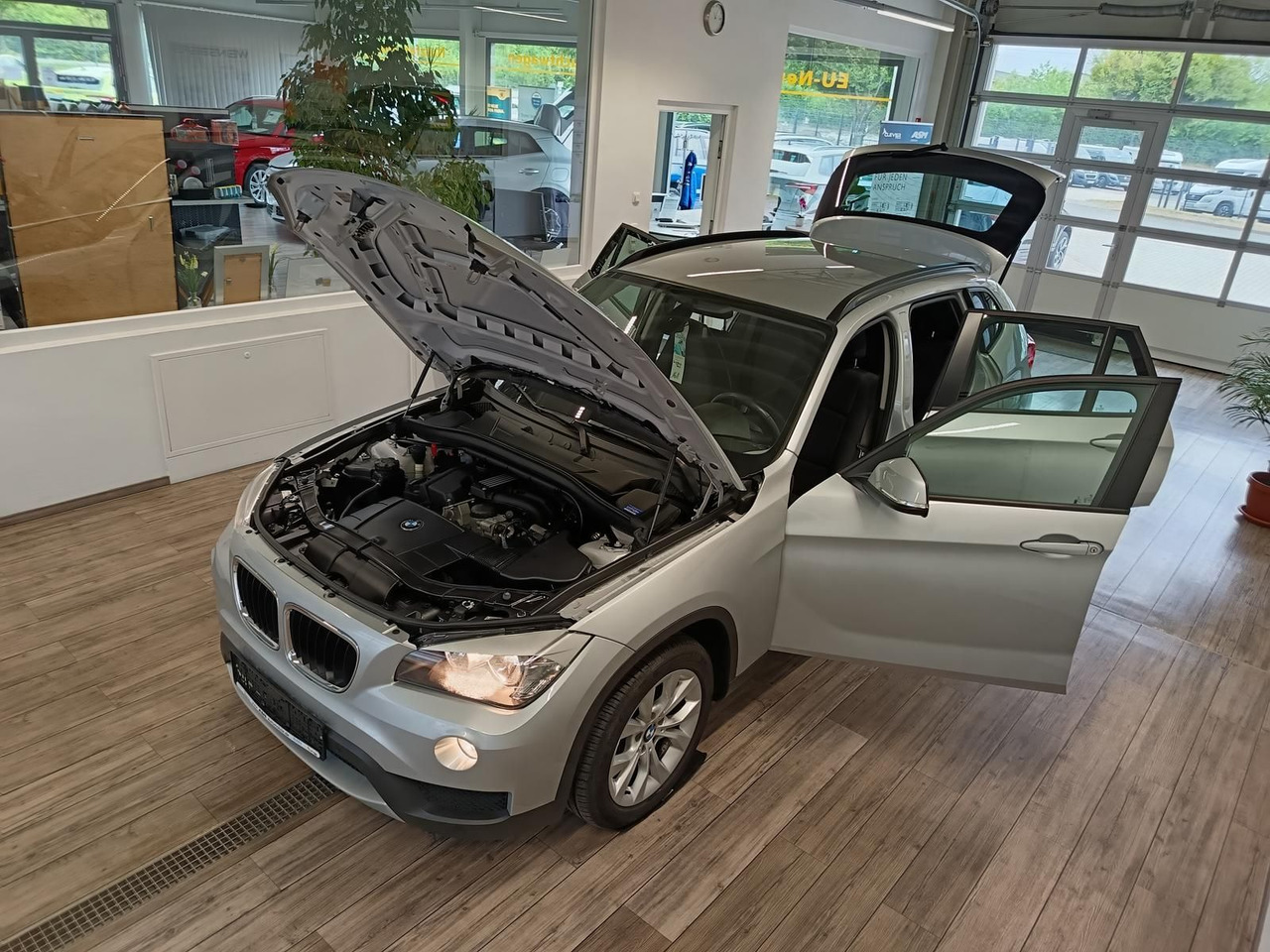 BMW X1 sDrive 18i 110 kW*SITZHEIZUNG*KLIMAAUTOMATIK - سيارة دفع رباعي: صورة 2 BMW X1 sDrive 18i 110 kW*SITZHEIZUNG*KLIMAAUTOMATIK - سيارة دفع رباعي: صورة 2