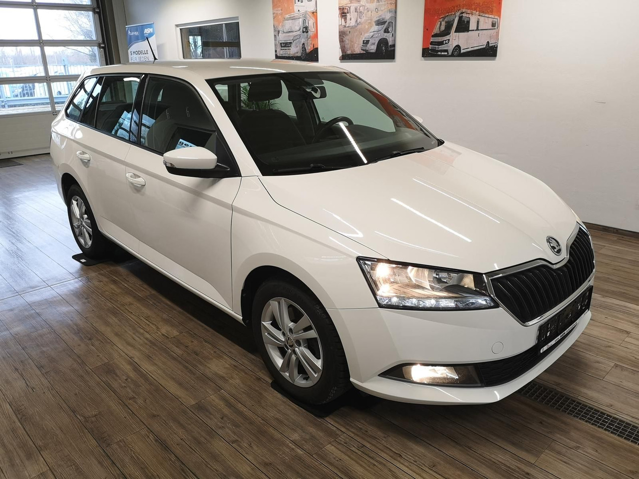 Skoda Fabia Combi Ambition 1.0TSI 81kW+R-KAM+PDC+KLIMA - سيارة: صورة 2 Skoda Fabia Combi Ambition 1.0TSI 81kW+R-KAM+PDC+KLIMA - سيارة: صورة 2