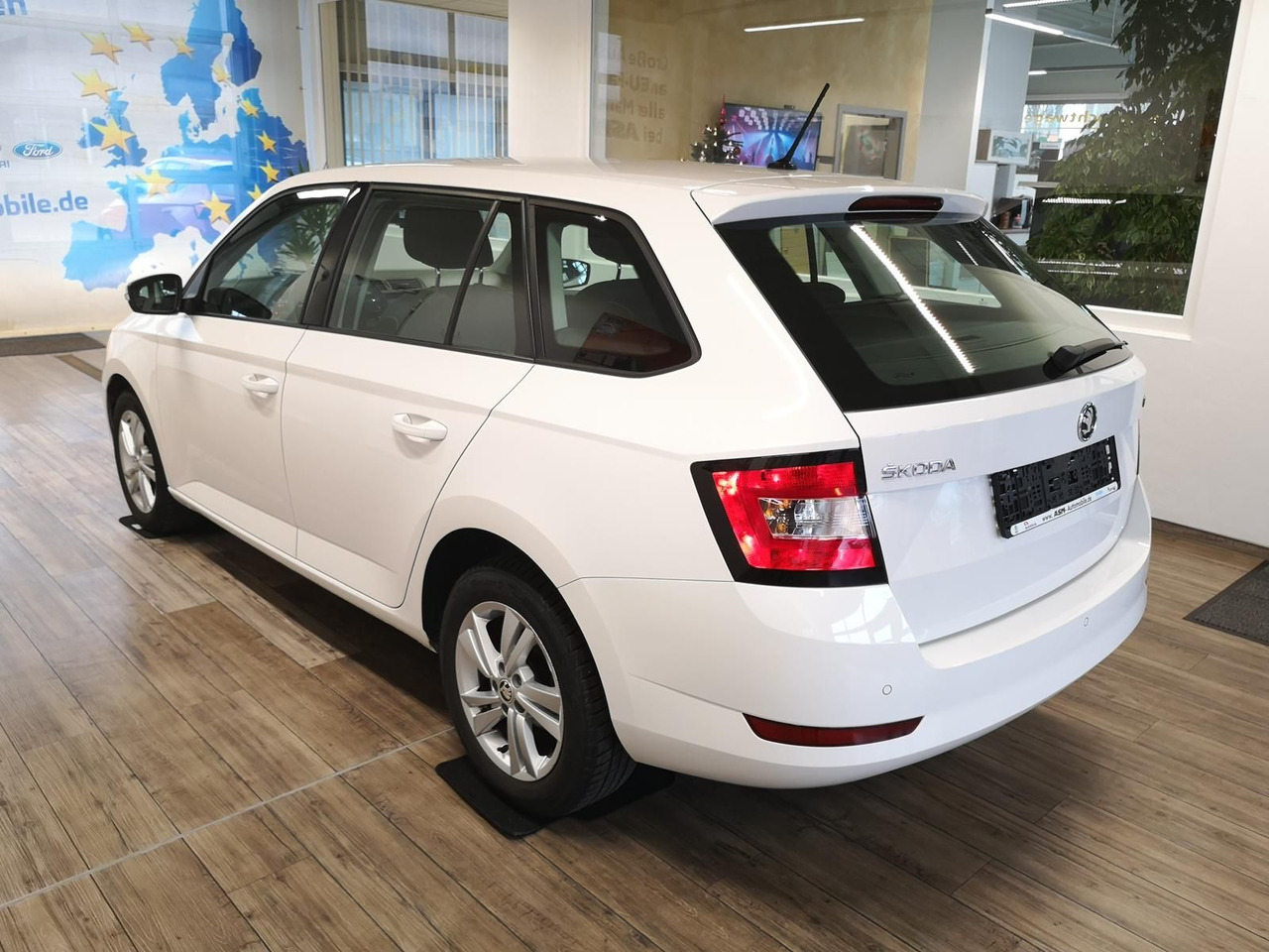 Skoda Fabia Combi Ambition 1.0TSI 81kW+R-KAM+PDC+KLIMA - سيارة: صورة 3 Skoda Fabia Combi Ambition 1.0TSI 81kW+R-KAM+PDC+KLIMA - سيارة: صورة 3