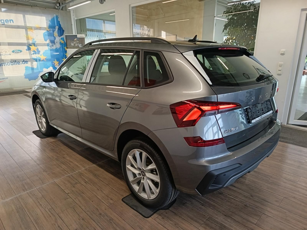 Skoda Kamiq 130 Jahre 1,5TSI DSG*AHK*ACC*LED*R-KAM*PDC - سيارة دفع رباعي: صورة 4 Skoda Kamiq 130 Jahre 1,5TSI DSG*AHK*ACC*LED*R-KAM*PDC - سيارة دفع رباعي: صورة 4