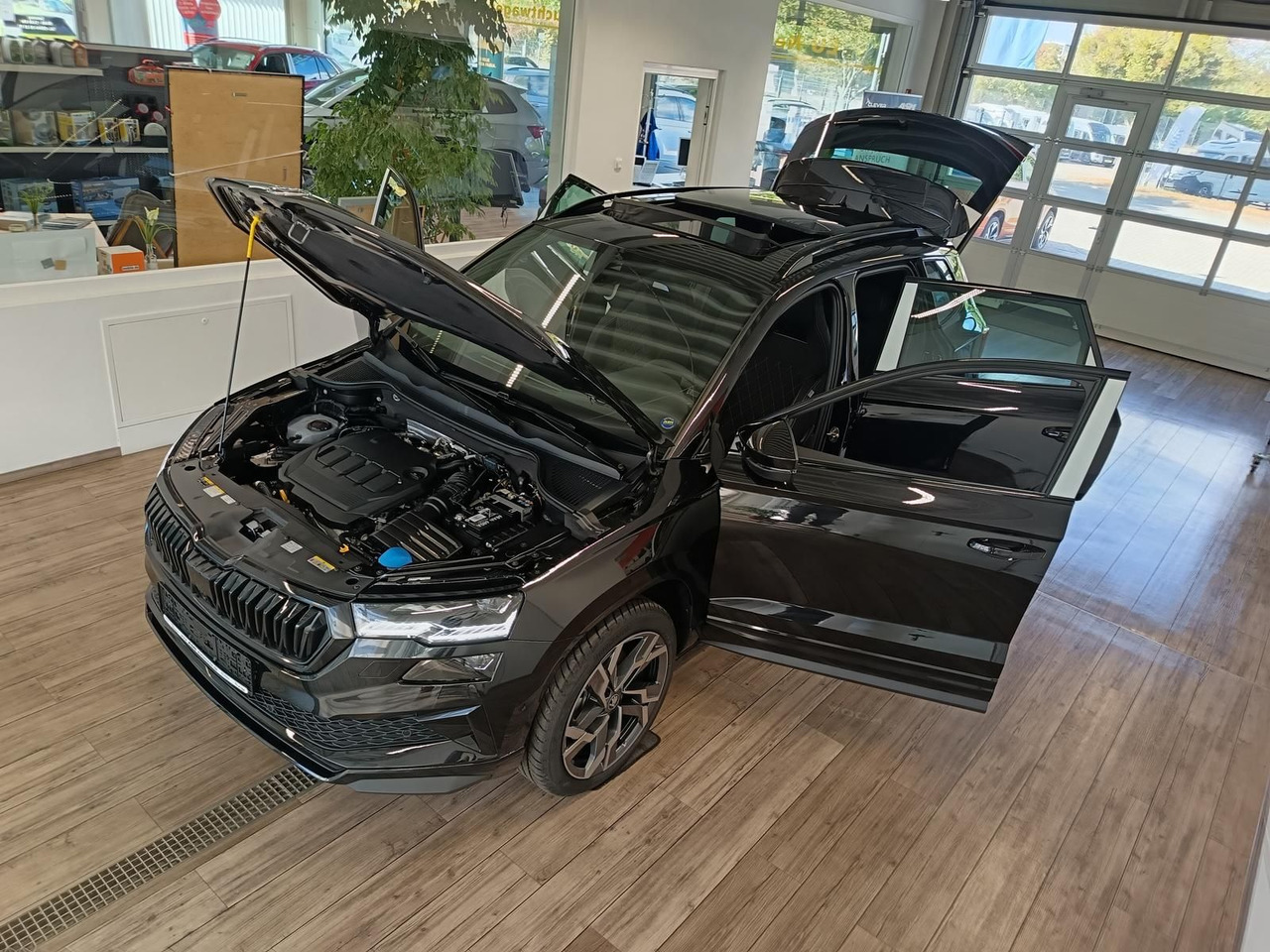 Skoda Karoq Sportline 2,0 TDI 4x4*AHK*PSD*STD.HZG*DCC* - سيارة دفع رباعي: صورة 2 Skoda Karoq Sportline 2,0 TDI 4x4*AHK*PSD*STD.HZG*DCC* - سيارة دفع رباعي: صورة 2
