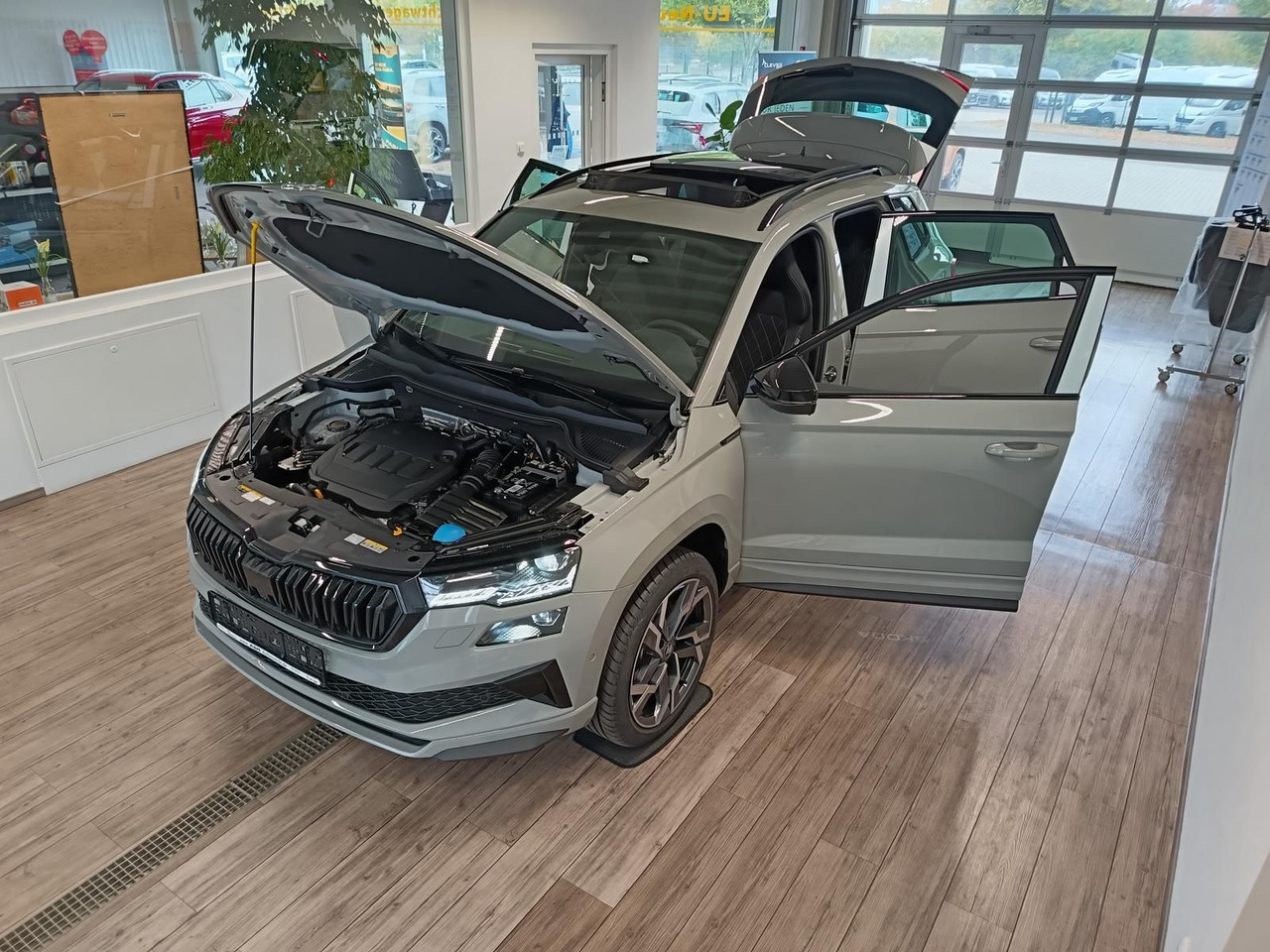 Skoda Karoq Sportline 2,0 TDI DSG 4x4*AHK*PSD*STD.HZG* - سيارة دفع رباعي: صورة 2 Skoda Karoq Sportline 2,0 TDI DSG 4x4*AHK*PSD*STD.HZG* - سيارة دفع رباعي: صورة 2