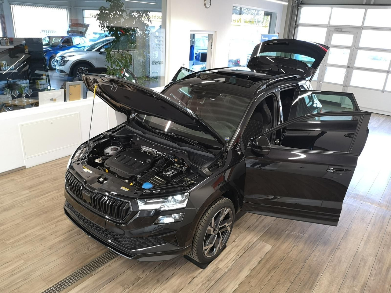Skoda Karoq Sportline 2,0TDI DSG 4x4*PSD*AHK*360°*NAVI - سيارة دفع رباعي: صورة 2 Skoda Karoq Sportline 2,0TDI DSG 4x4*PSD*AHK*360°*NAVI - سيارة دفع رباعي: صورة 2