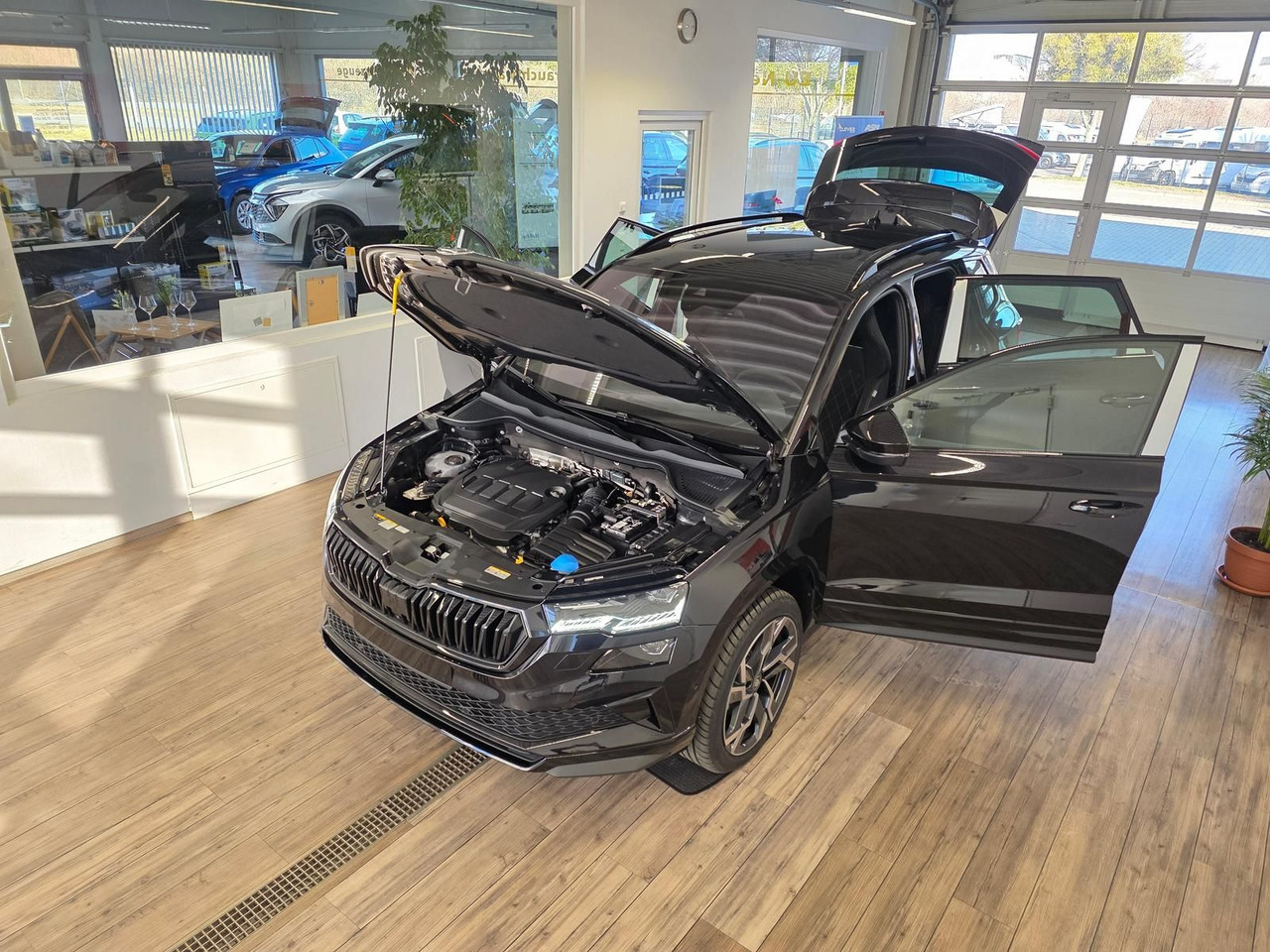 Skoda Karoq Sportline 2,0TDI DSG 4x4*PSD*AHK*360°*NAVI - سيارة دفع رباعي: صورة 2 Skoda Karoq Sportline 2,0TDI DSG 4x4*PSD*AHK*360°*NAVI - سيارة دفع رباعي: صورة 2