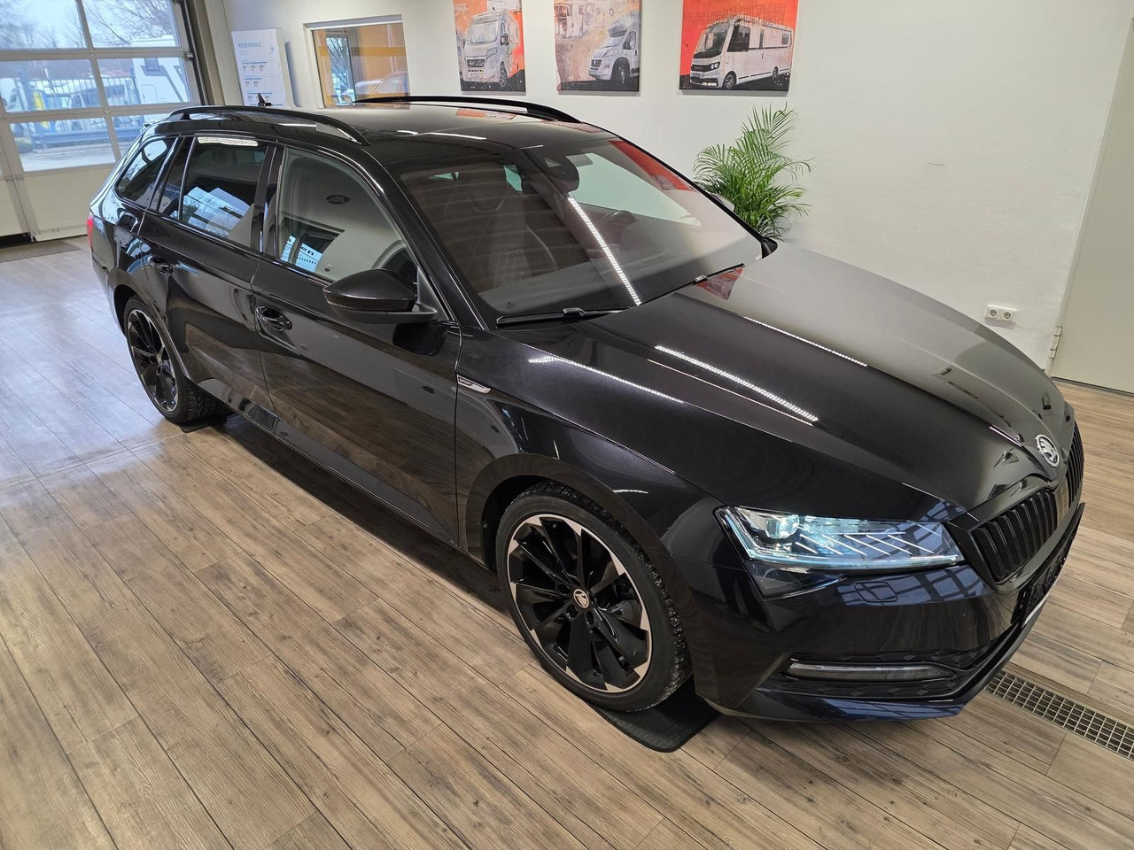 Skoda Superb Combi Sportline 2,0 TDI 4x4*PSD*360°*AHK* - سيارة: صورة 3 Skoda Superb Combi Sportline 2,0 TDI 4x4*PSD*360°*AHK* - سيارة: صورة 3