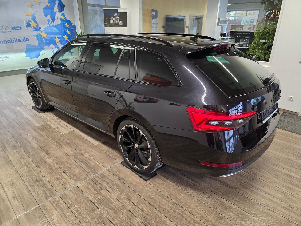 Skoda Superb Combi Sportline 2,0 TDI 4x4*PSD*360°*AHK* - سيارة: صورة 4 Skoda Superb Combi Sportline 2,0 TDI 4x4*PSD*360°*AHK* - سيارة: صورة 4
