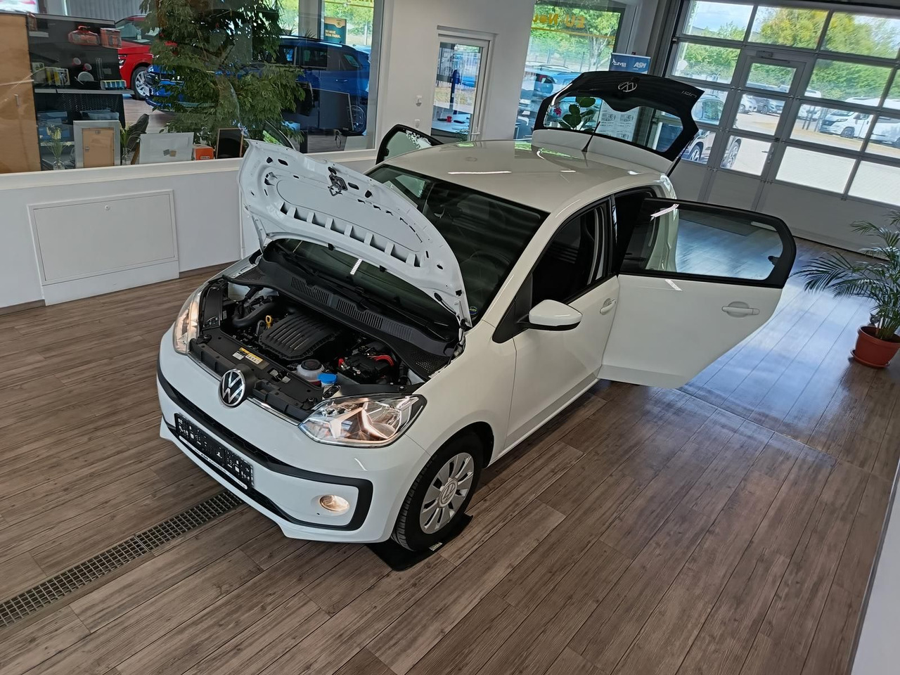 Volkswagen up! move up! 1.0*R-KAM*PDC*SHZ*MAPS+MORE*DAB*NSW - سيارة: صورة 2 Volkswagen up! move up! 1.0*R-KAM*PDC*SHZ*MAPS+MORE*DAB*NSW - سيارة: صورة 2