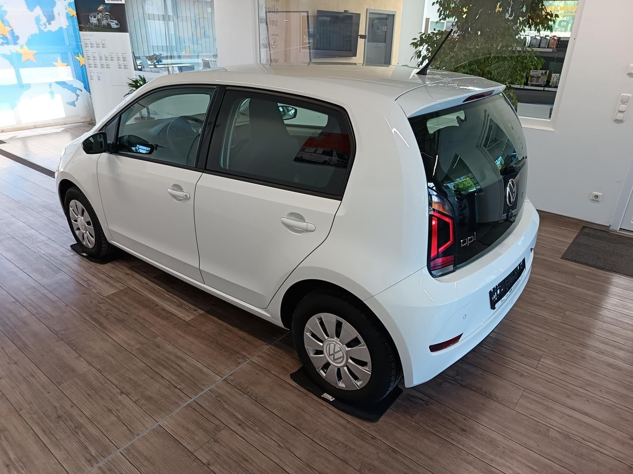 Volkswagen up! move up! 1.0*R-KAM*PDC*SHZ*MAPS+MORE*DAB*NSW - سيارة: صورة 4 Volkswagen up! move up! 1.0*R-KAM*PDC*SHZ*MAPS+MORE*DAB*NSW - سيارة: صورة 4