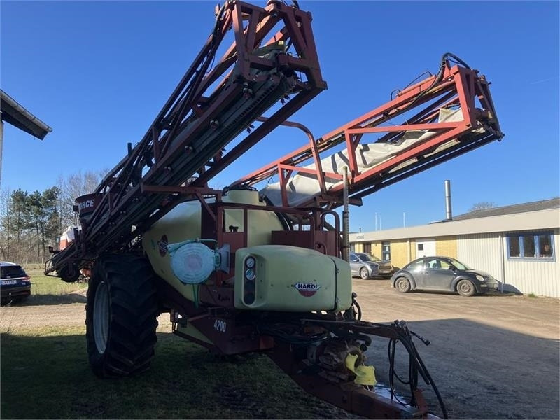 Hardi COMMANDER 4200 TWIN 28 m - رشاش مسحوب: صورة 1 Hardi COMMANDER 4200 TWIN 28 m - رشاش مسحوب: صورة 1