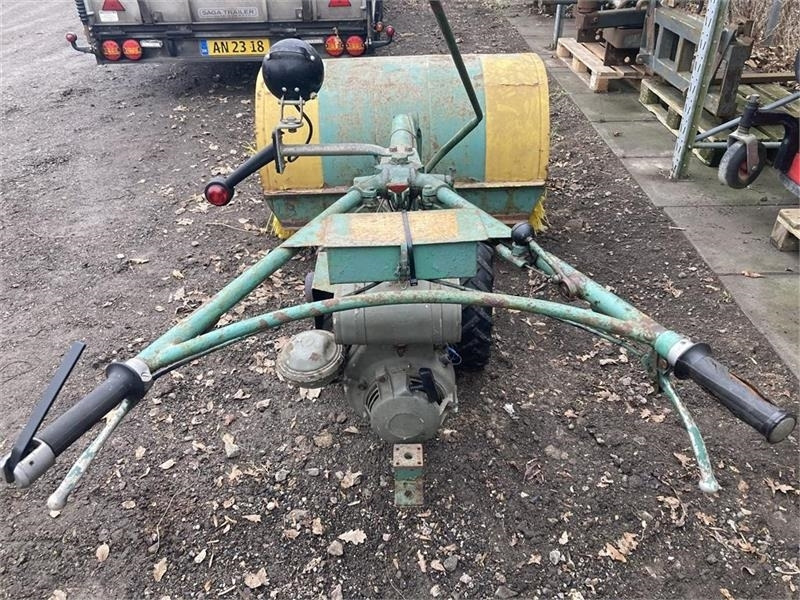 Irus U1200 med 120 cm fejemaskine - جرار خدمات بلدية: صورة 4 Irus U1200 med 120 cm fejemaskine - جرار خدمات بلدية: صورة 4