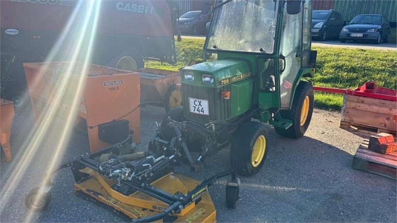 John Deere 755 Kompakt traktor  - جرار خدمات بلدية: صورة 1 John Deere 755 Kompakt traktor  - جرار خدمات بلدية: صورة 1