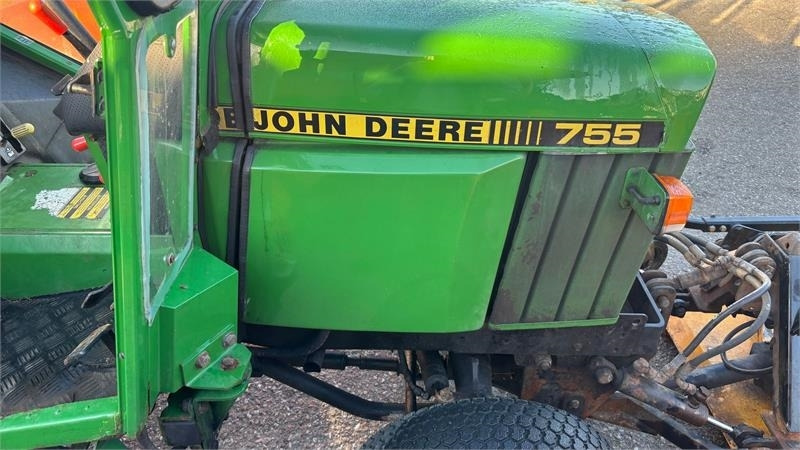 John Deere 755 Kompakt traktor  - جرار خدمات بلدية: صورة 2 John Deere 755 Kompakt traktor  - جرار خدمات بلدية: صورة 2