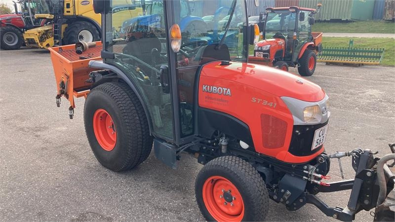 Kubota ST341 inkl. 150 cm kost og udlægger - جرار خدمات بلدية: صورة 4 Kubota ST341 inkl. 150 cm kost og udlægger - جرار خدمات بلدية: صورة 4