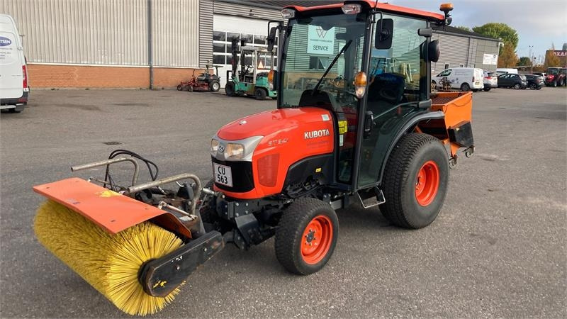 Kubota ST341 inkl. 150 cm kost og udlægger - جرار خدمات بلدية: صورة 1 Kubota ST341 inkl. 150 cm kost og udlægger - جرار خدمات بلدية: صورة 1