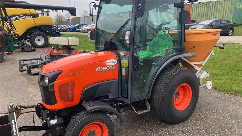 Kubota STW37 Kompakttraktor - جرار خدمات بلدية: صورة 1 Kubota STW37 Kompakttraktor - جرار خدمات بلدية: صورة 1