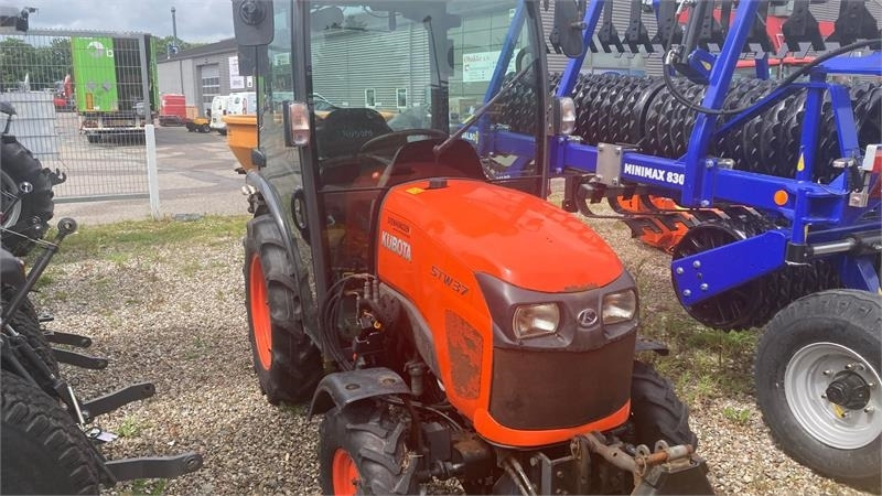 Kubota STW37 Kun 1144 timer STW37 - جرار خدمات بلدية: صورة 1 Kubota STW37 Kun 1144 timer STW37 - جرار خدمات بلدية: صورة 1
