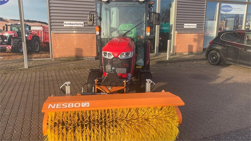 Massey Ferguson 1740 HC Frontlift/pto og 150 cm fejemaskine - جرار خدمات بلدية: صورة 2 Massey Ferguson 1740 HC Frontlift/pto og 150 cm fejemaskine - جرار خدمات بلدية: صورة 2