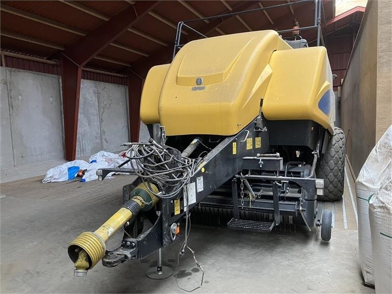 New Holland BB9090 PLUS med Parkland 325 vogn - آلة بالات مربعة: صورة 1 New Holland BB9090 PLUS med Parkland 325 vogn - آلة بالات مربعة: صورة 1