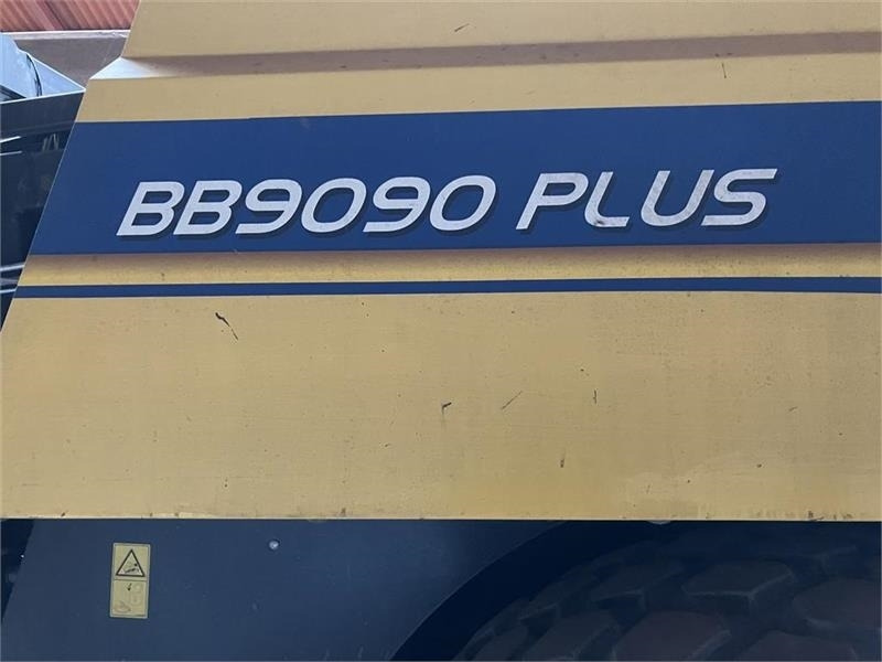 New Holland BB9090 PLUS med Parkland 325 vogn - آلة بالات مربعة: صورة 3 New Holland BB9090 PLUS med Parkland 325 vogn - آلة بالات مربعة: صورة 3