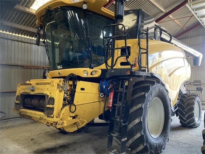 New Holland CR9090 35 fod VF bord og 4wd mm. - حصادة: صورة 1 New Holland CR9090 35 fod VF bord og 4wd mm. - حصادة: صورة 1