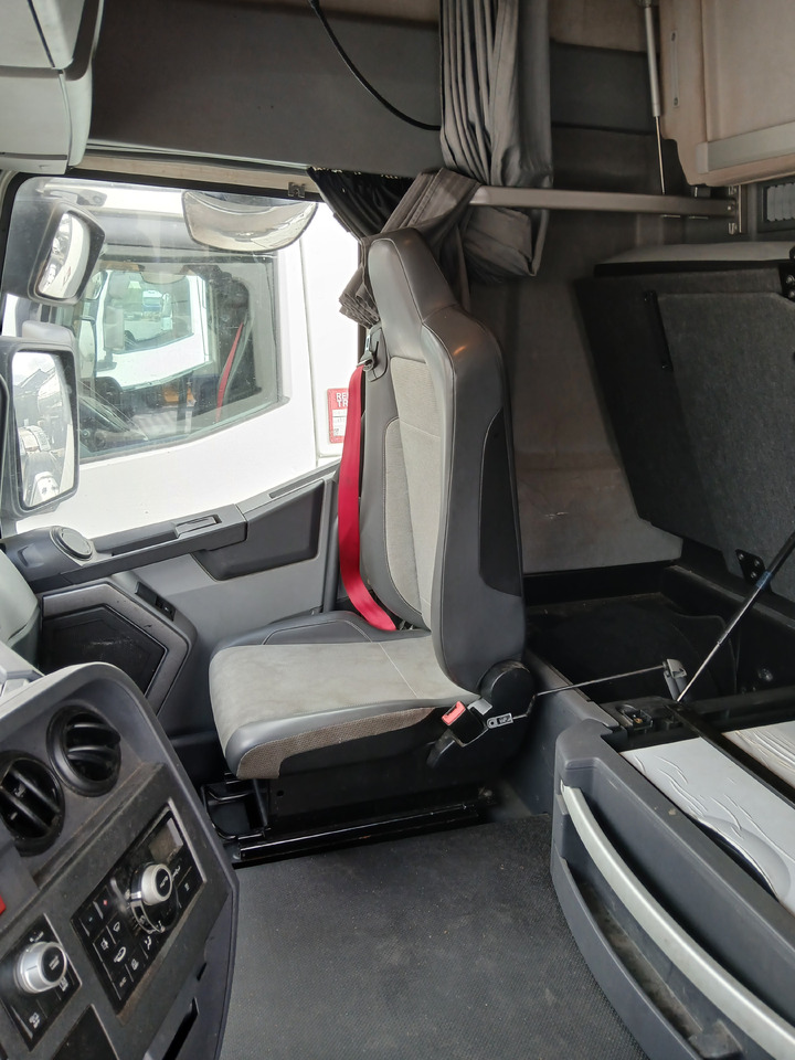 RENAULT T 520 - شاحنة بهيكل معدني للمقصورة: صورة 4 RENAULT T 520 - شاحنة بهيكل معدني للمقصورة: صورة 4