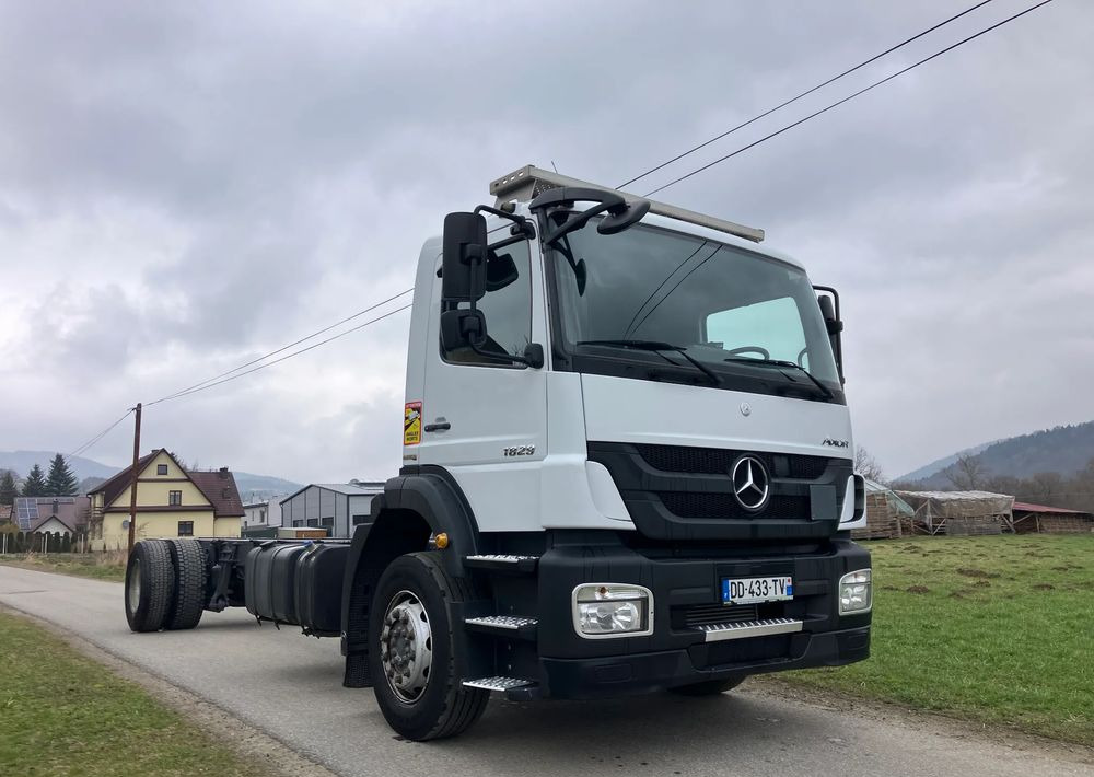 Mercedes-Benz Mercedes Axor 1829 Rama do zabudowy kiper beczka hakowiec laweta - شاحنة بهيكل معدني للمقصورة: صورة 1 Mercedes-Benz Mercedes Axor 1829 Rama do zabudowy kiper beczka hakowiec laweta - شاحنة بهيكل معدني للمقصورة: صورة 1