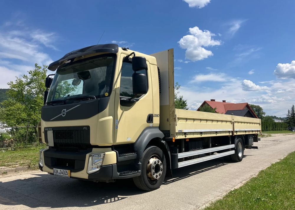 Volvo FL 280 skrzynia burtówka laweta - شاحنات مسطحة: صورة 1 Volvo FL 280 skrzynia burtówka laweta - شاحنات مسطحة: صورة 1
