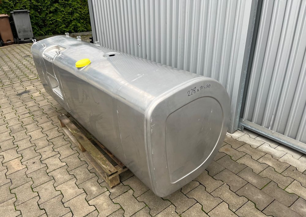 Zbiornik paliwa Volvo FH Renault 900 litrów bak jak nowy - نظام الوقود - شاحنة: صورة 2 Zbiornik paliwa Volvo FH Renault 900 litrów bak jak nowy - نظام الوقود - شاحنة: صورة 2