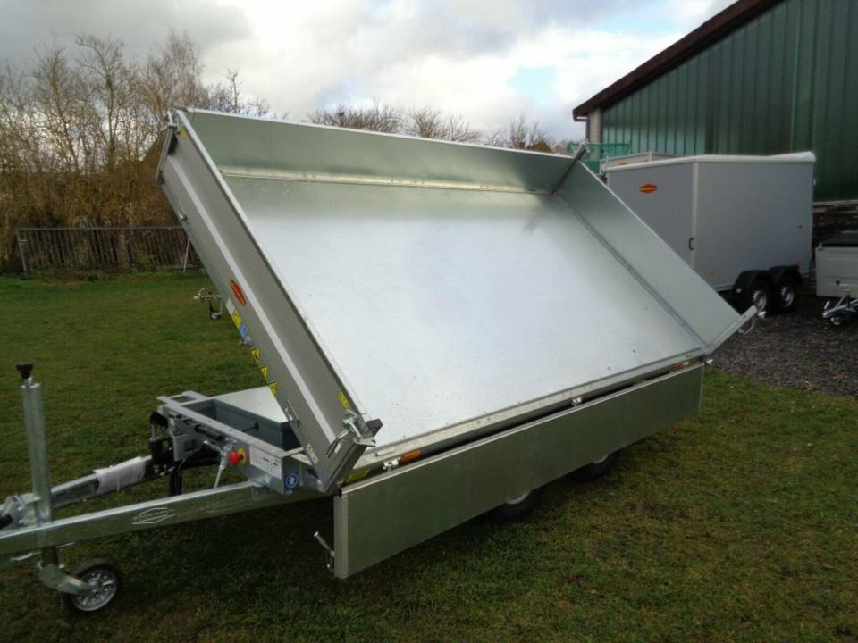 Böckmann PKW-Anhänger E-Pumpe Dreiseitenkipper 2,7 to Blechcover - مقطورة قلابة: صورة 1 Böckmann PKW-Anhänger E-Pumpe Dreiseitenkipper 2,7 to Blechcover - مقطورة قلابة: صورة 1