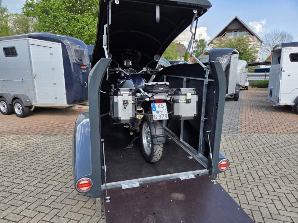 PKW Anhänger geschlossen Motorrad Mieten Leihen 1000kg 100km/h - مقطورة دراجة نارية: صورة 1 PKW Anhänger geschlossen Motorrad Mieten Leihen 1000kg 100km/h - مقطورة دراجة نارية: صورة 1