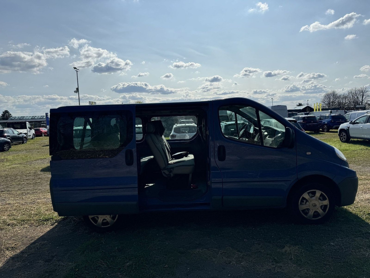 Renault Trafic Combi dCi90 L1H1 9-Sitzer - ميكروباص: صورة 5 Renault Trafic Combi dCi90 L1H1 9-Sitzer - ميكروباص: صورة 5
