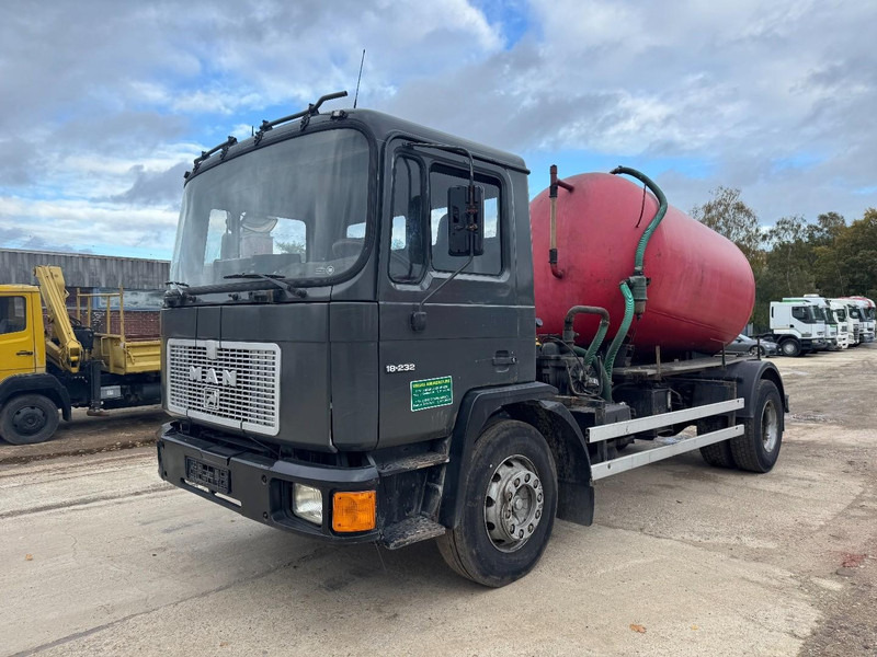MAN 18.232 (8000 L / 6 CYLINDER WITH MANUAL PUMP / STEEL SUSPENSION) - فراغ شاحنة: صورة 1 MAN 18.232 (8000 L / 6 CYLINDER WITH MANUAL PUMP / STEEL SUSPENSION) - فراغ شاحنة: صورة 1