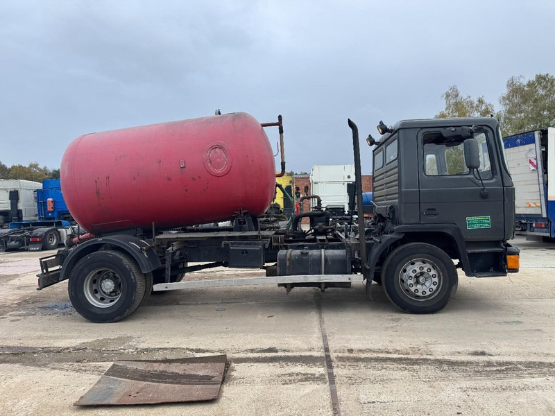 MAN 18.232 (8000 L / 6 CYLINDER WITH MANUAL PUMP / STEEL SUSPENSION) - فراغ شاحنة: صورة 4 MAN 18.232 (8000 L / 6 CYLINDER WITH MANUAL PUMP / STEEL SUSPENSION) - فراغ شاحنة: صورة 4