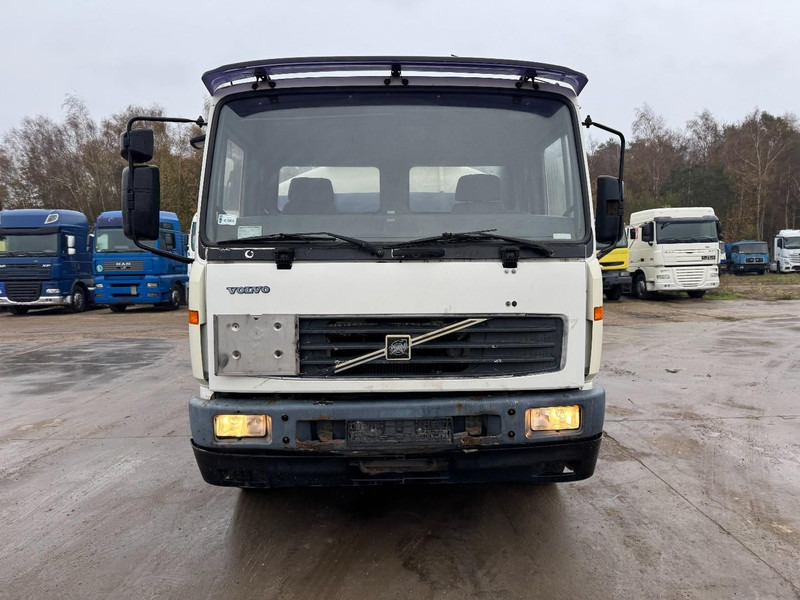 Volvo FL 6 - 220 (11000 L / 2 COMPARTMENTS / 18 TON / MANUAL GEARBOX / PERFECT) - شاحنة صهريج: صورة 2 Volvo FL 6 - 220 (11000 L / 2 COMPARTMENTS / 18 TON / MANUAL GEARBOX / PERFECT) - شاحنة صهريج: صورة 2