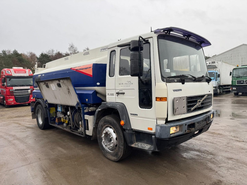 Volvo FL 6 - 220 (11000 L / 2 COMPARTMENTS / 18 TON / MANUAL GEARBOX / PERFECT) - شاحنة صهريج: صورة 3 Volvo FL 6 - 220 (11000 L / 2 COMPARTMENTS / 18 TON / MANUAL GEARBOX / PERFECT) - شاحنة صهريج: صورة 3