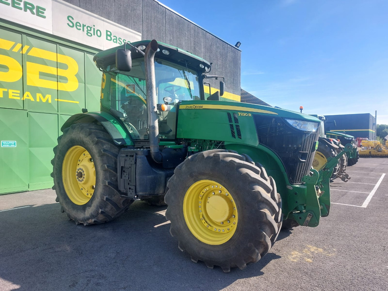 JOHN DEERE 7230 R - جرار: صورة 2 JOHN DEERE 7230 R - جرار: صورة 2