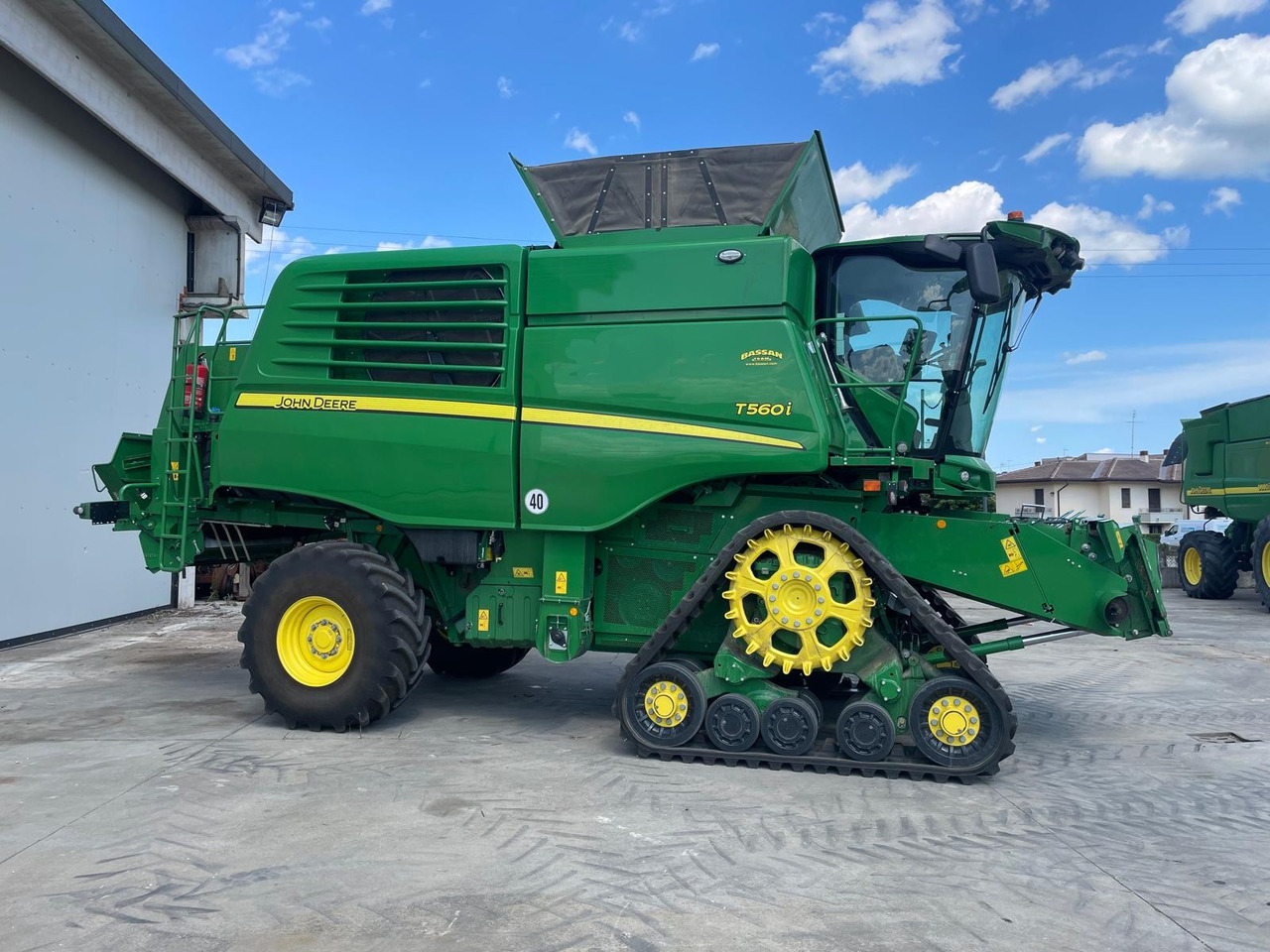 JOHN DEERE MIETITREBBIA T 560 - حصادة: صورة 2 JOHN DEERE MIETITREBBIA T 560 - حصادة: صورة 2