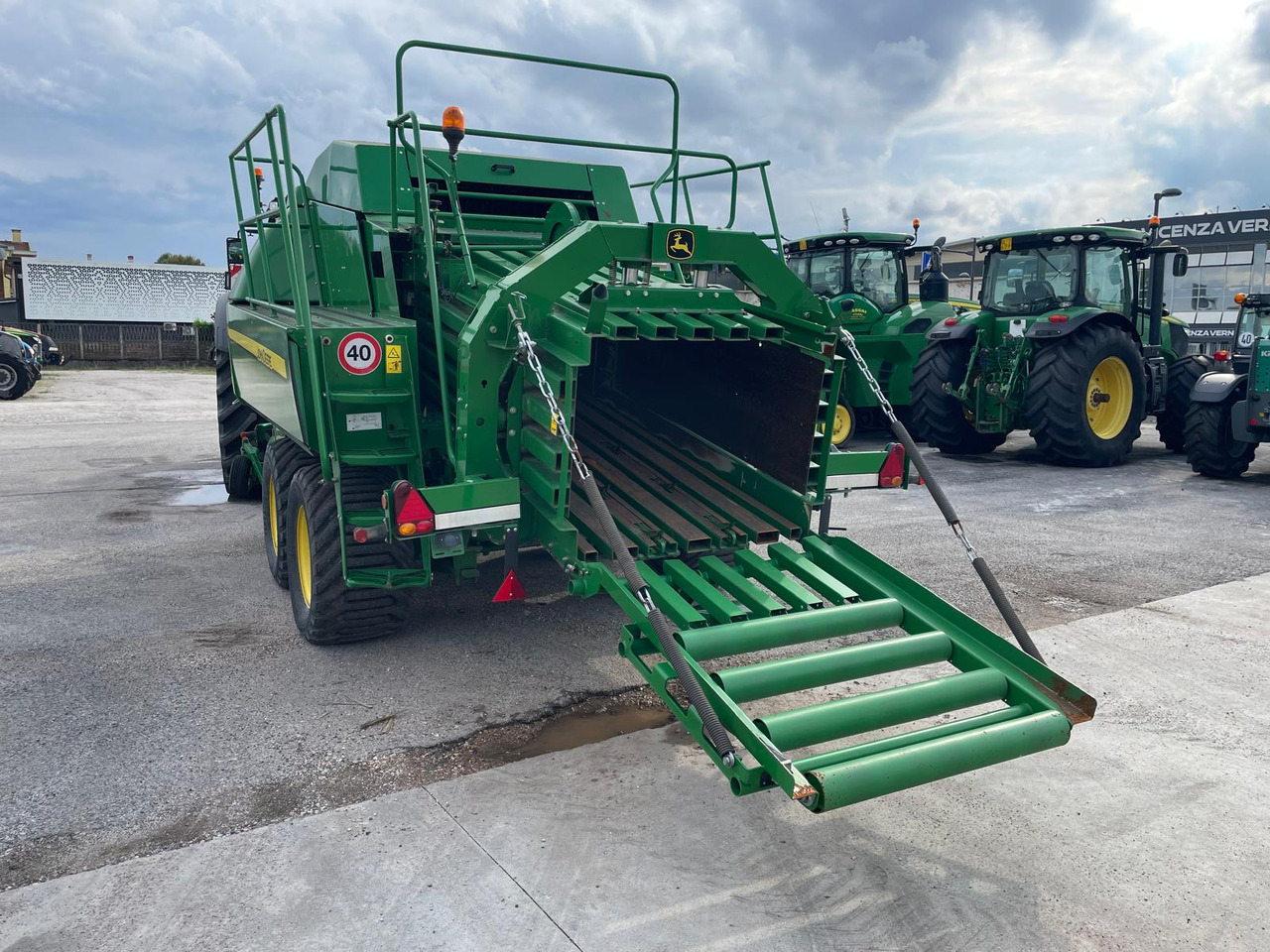 JOHN DEERE PRESSA L1534 - آلة بالات مربعة: صورة 3 JOHN DEERE PRESSA L1534 - آلة بالات مربعة: صورة 3