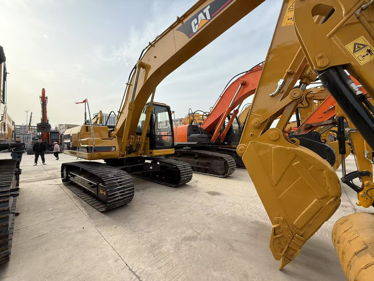 CATERPILLAR used 320b Excavator - حفار زاحف: صورة 2 CATERPILLAR used 320b Excavator - حفار زاحف: صورة 2