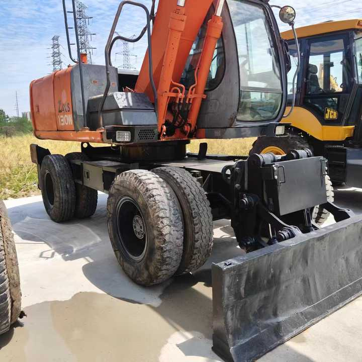 Used Japan Original Brand Hitachi Zx 130w Wheel Excavator Hitachi Zx120 130 200 Excavator for Sale - حفّار: صورة 1 Used Japan Original Brand Hitachi Zx 130w Wheel Excavator Hitachi Zx120 130 200 Excavator for Sale - حفّار: صورة 1