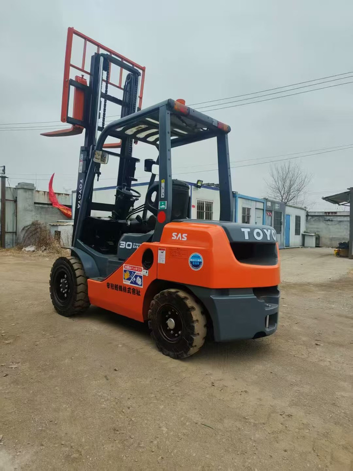 Toyata 3-ton - مرفاع بصاري عمودي: صورة 2 Toyata 3-ton - مرفاع بصاري عمودي: صورة 2