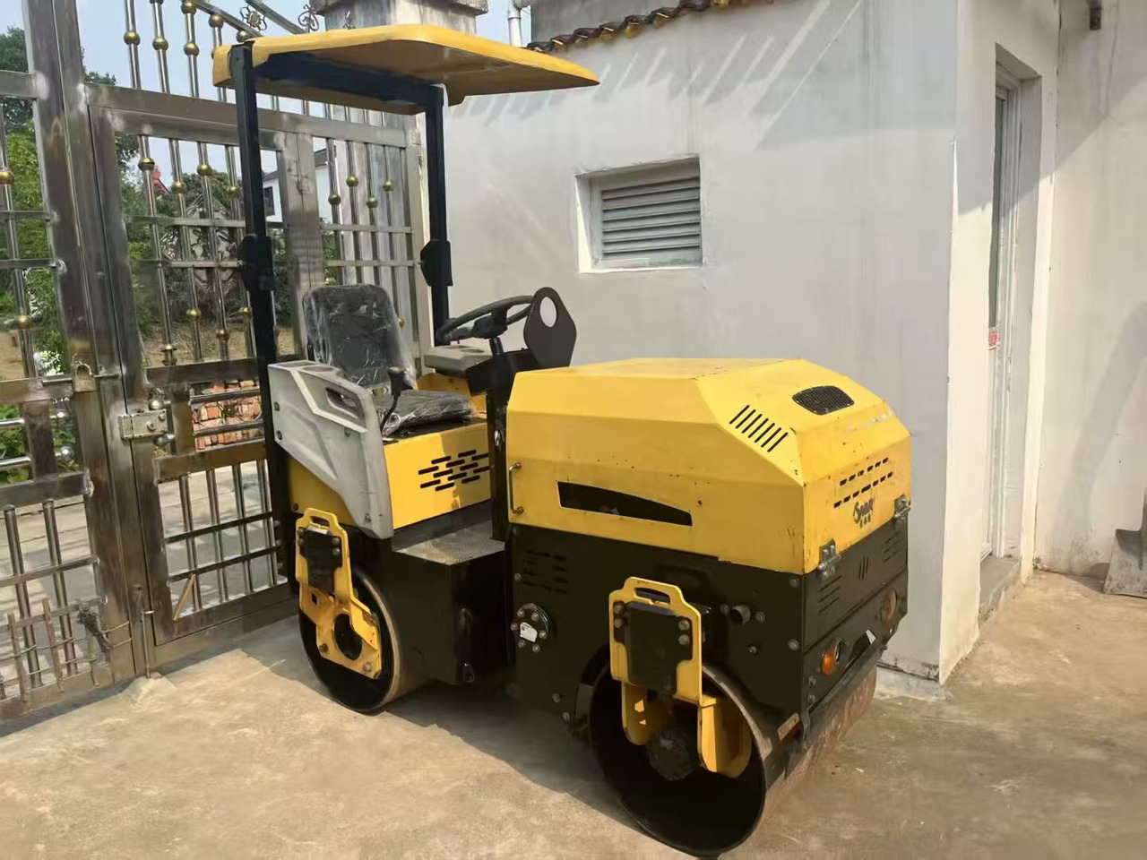 Double-drum vibratory mini roller - مدحلة: صورة 1 Double-drum vibratory mini roller - مدحلة: صورة 1