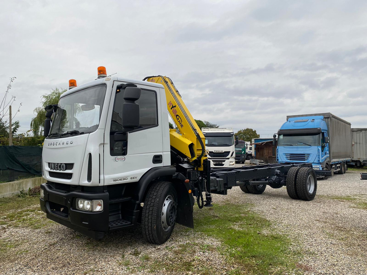 IVECO 180E30 - شاحنة بهيكل معدني للمقصورة: صورة 1 IVECO 180E30 - شاحنة بهيكل معدني للمقصورة: صورة 1