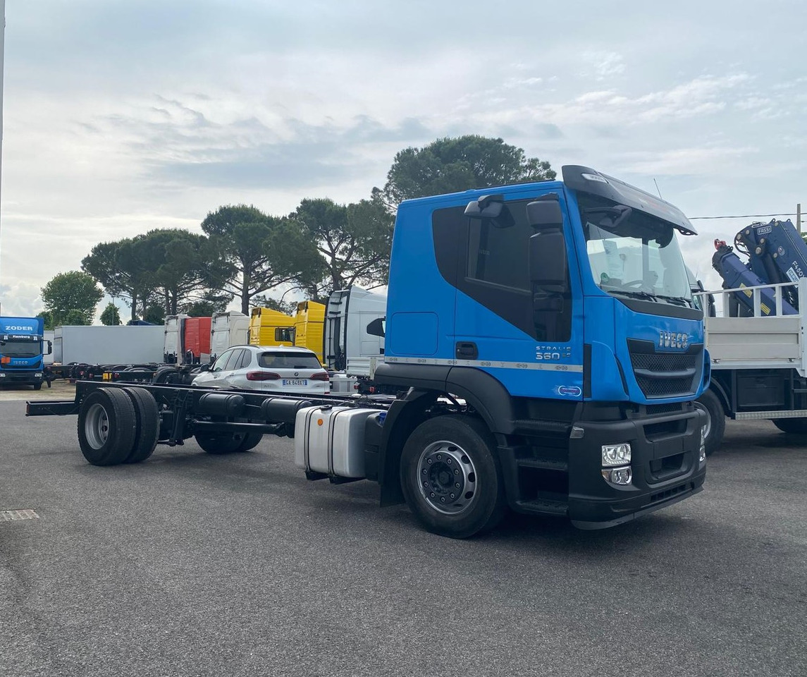IVECO AT190S36 - شاحنة بهيكل معدني للمقصورة: صورة 2 IVECO AT190S36 - شاحنة بهيكل معدني للمقصورة: صورة 2