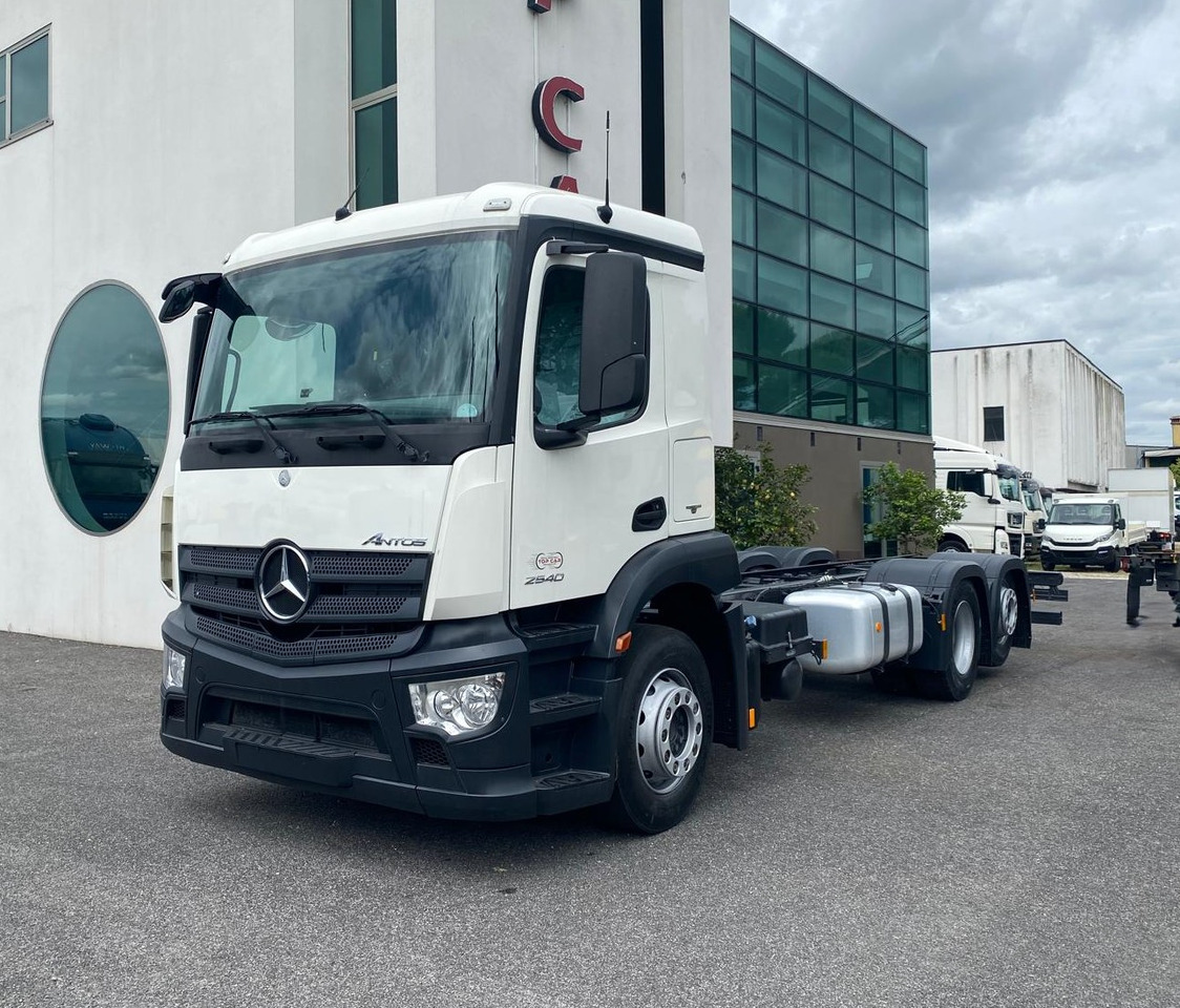 MERCEDES-BENZ ANTOS 25.40 - شاحنة بهيكل معدني للمقصورة: صورة 2 MERCEDES-BENZ ANTOS 25.40 - شاحنة بهيكل معدني للمقصورة: صورة 2